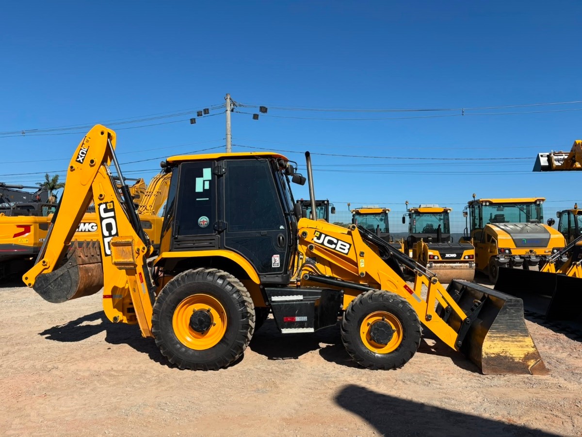Retroescavadeira JCB 3CX 2025