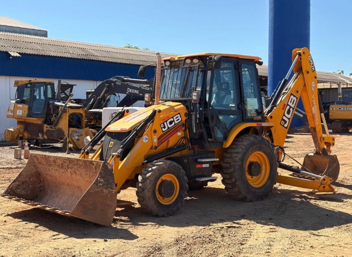 Retroescavadeira JCB 3CX 2023