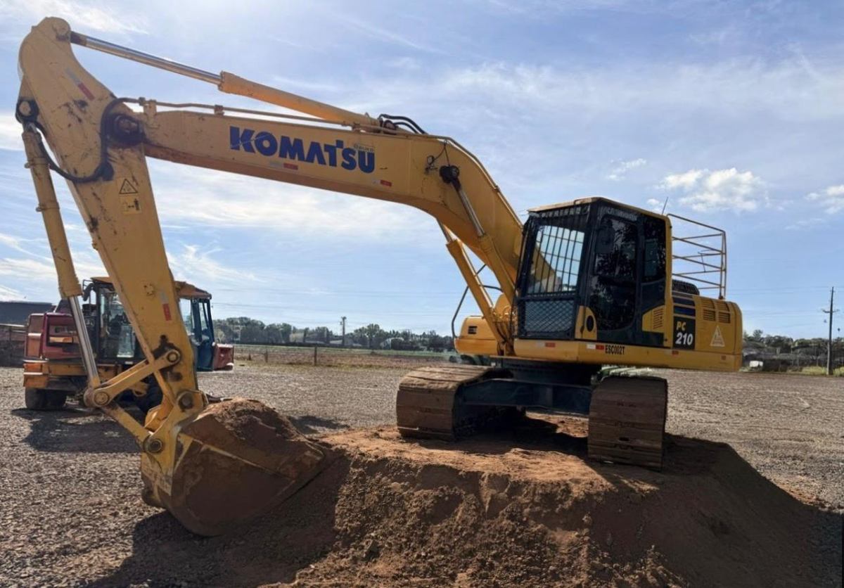 Escavadeira Komatsu PC210 2022