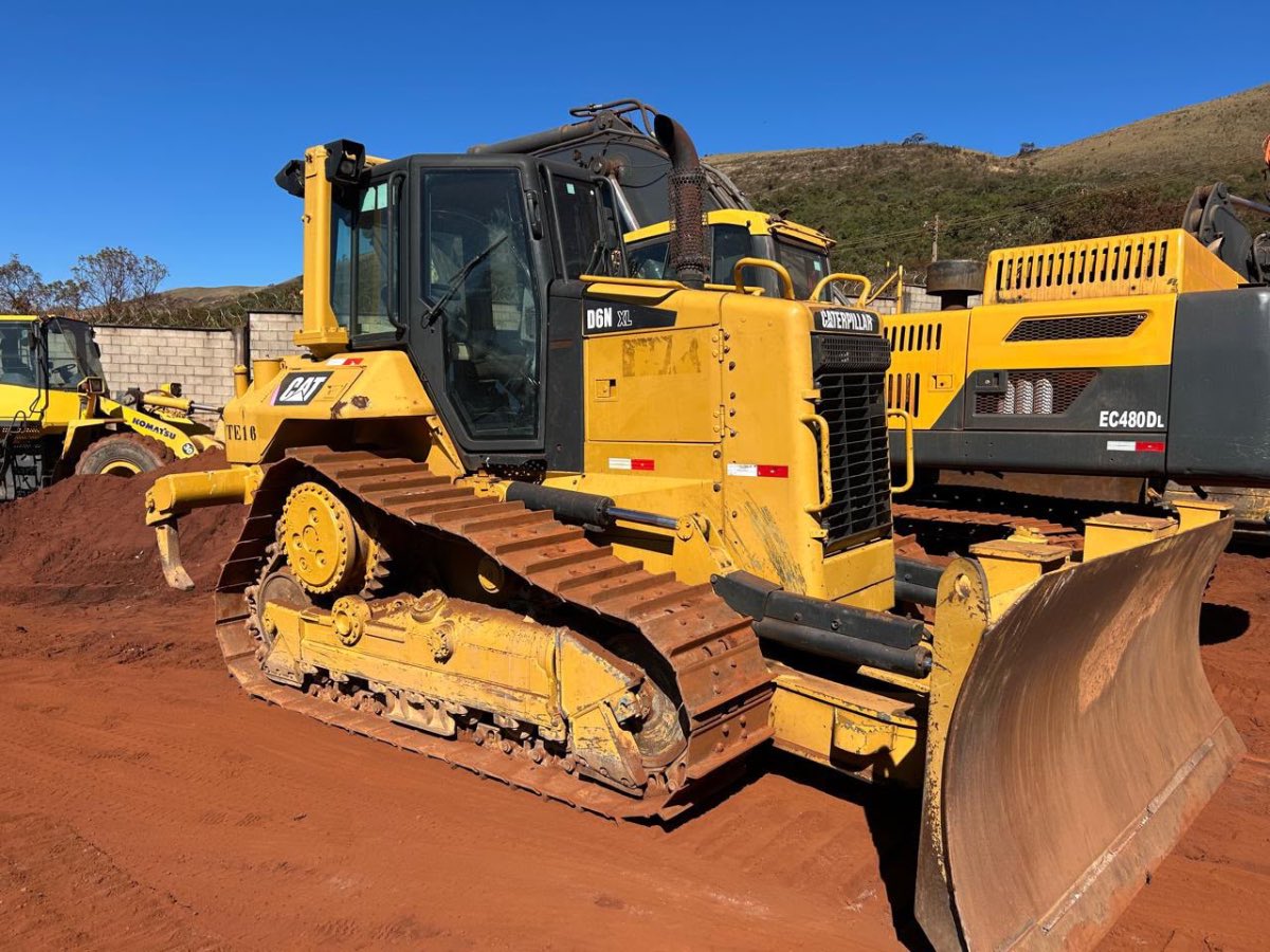 Trator de esteira Caterpillar D6N 2015