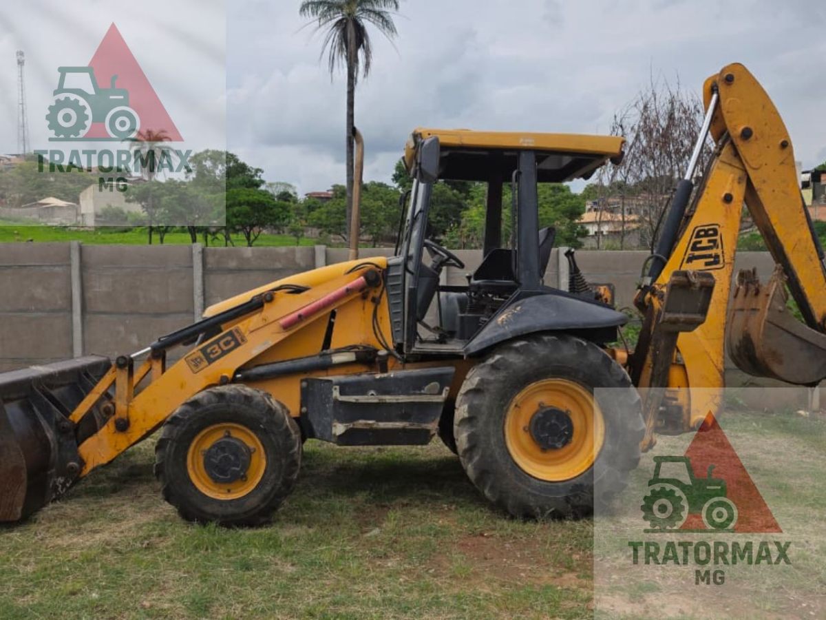 Retroescavadeira JCB 3C PLUS 4X4 2011