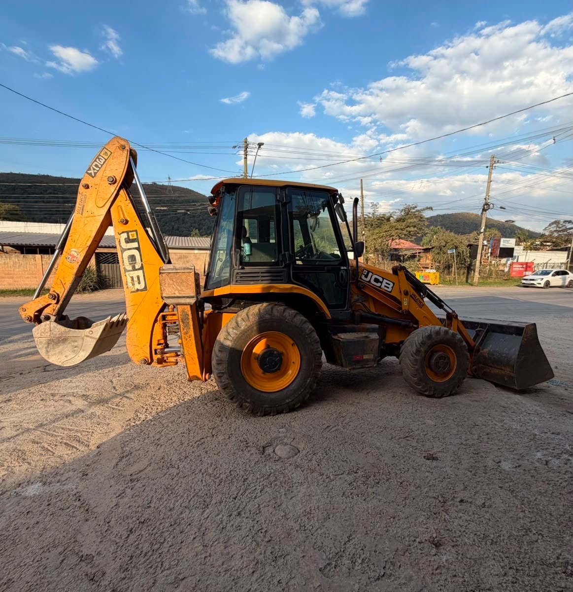 Retroescavadeira JCB 3CX 2023