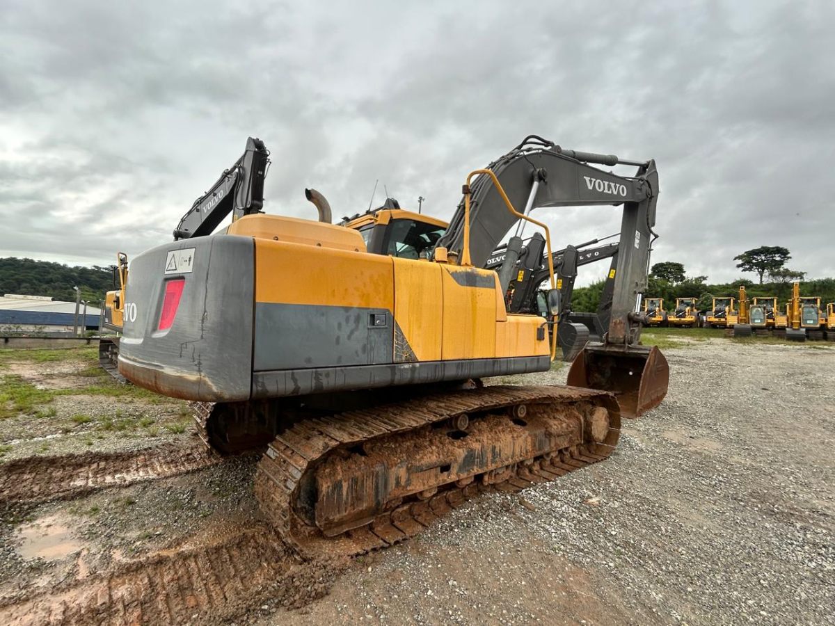 Escavadeira Volvo EC220D 2015