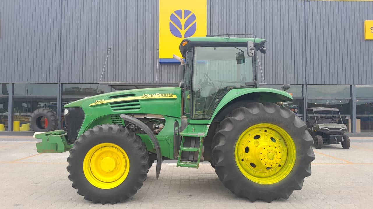 Trator agrícola John Deere 7715 2008