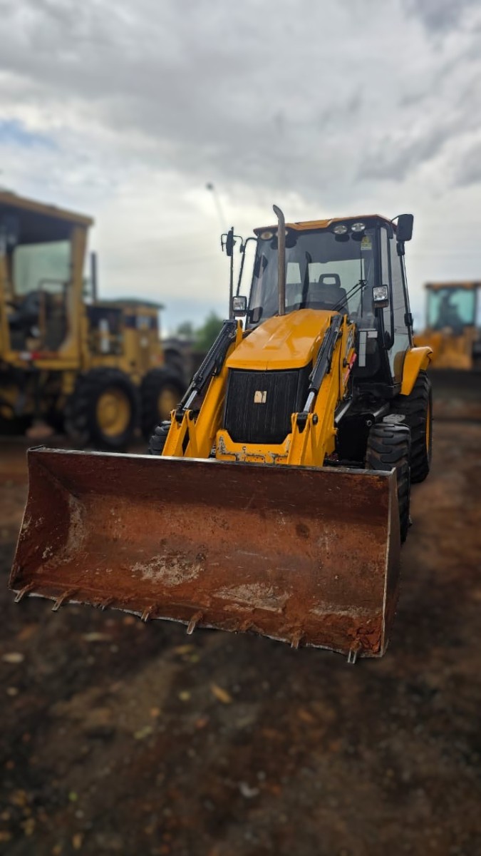Retroescavadeira JCB 3CX 2023