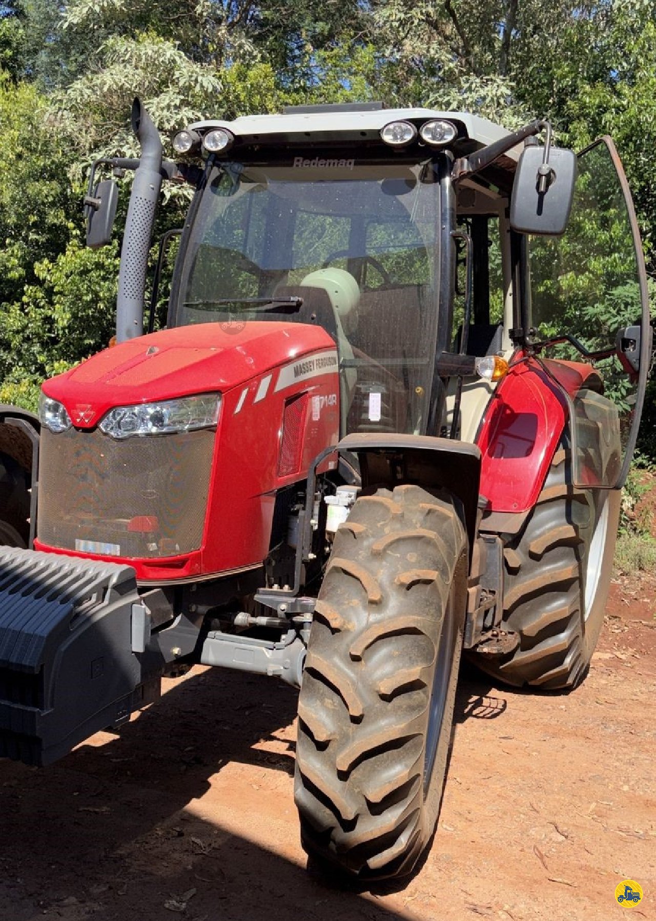 Trator agrícola Massey Ferguson 6714 2024