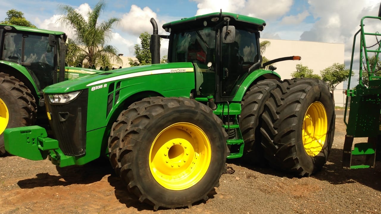 Tratores Agrícolas John Deere 8335R 2012