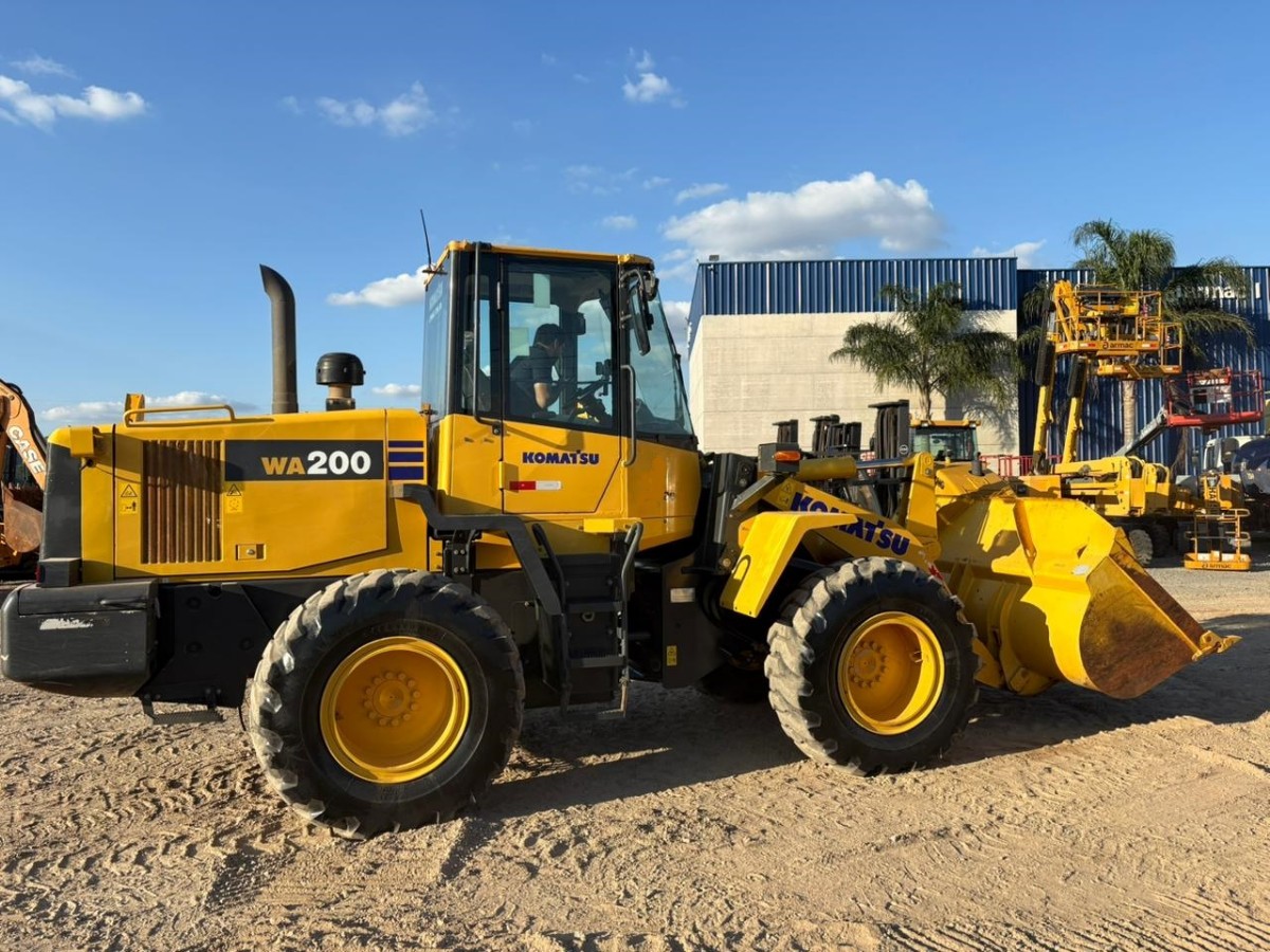 Pá Carregadeira Komatsu WA200 2024
