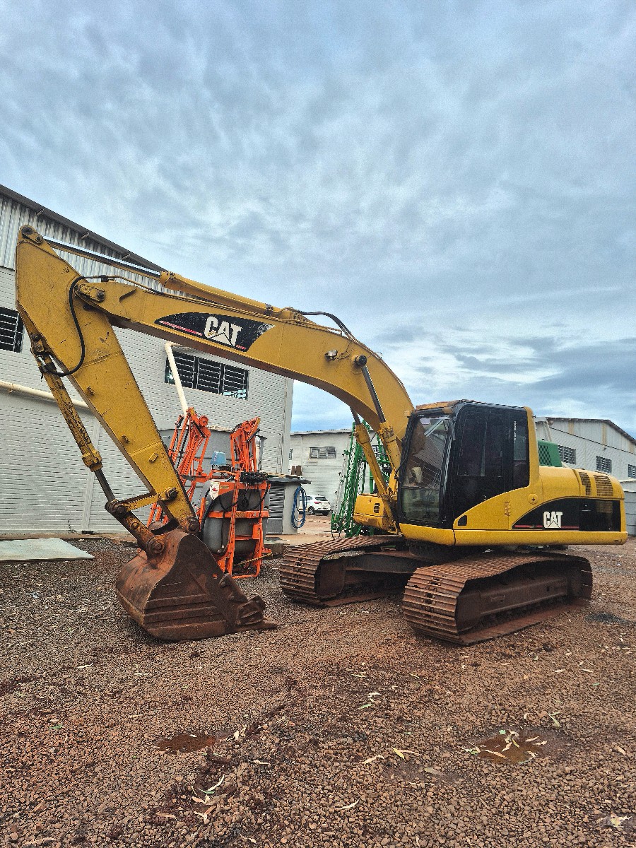 Escavadeira Caterpillar 320 2004