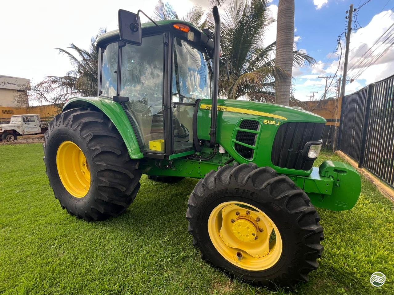 Trator agrícola John Deere 6125J 2022