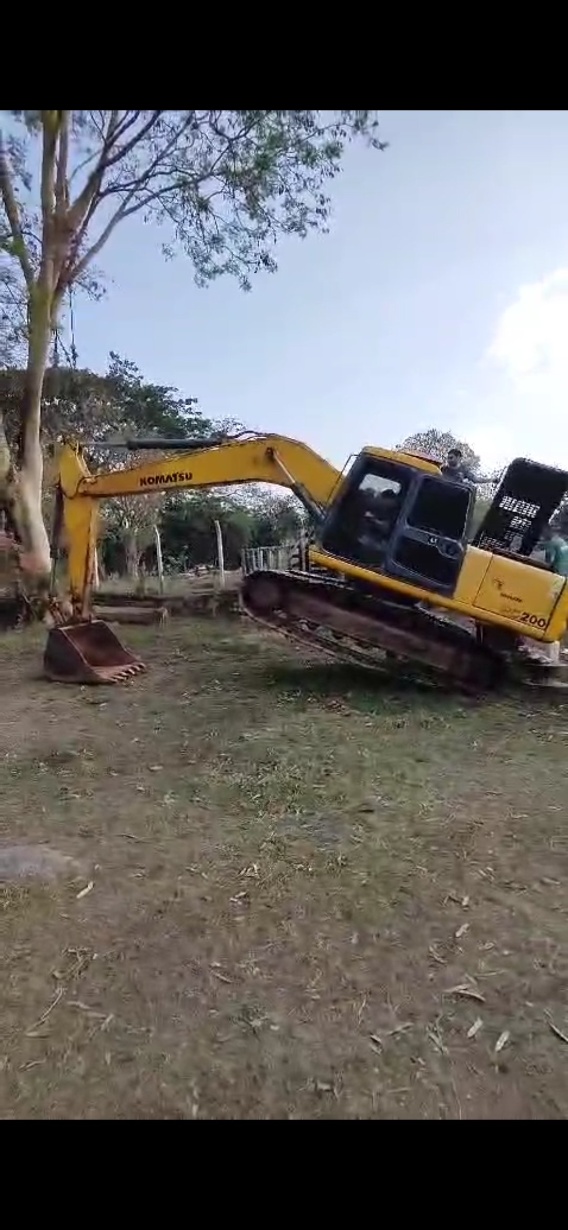 Escavadeiras Komatsu PC200 2004