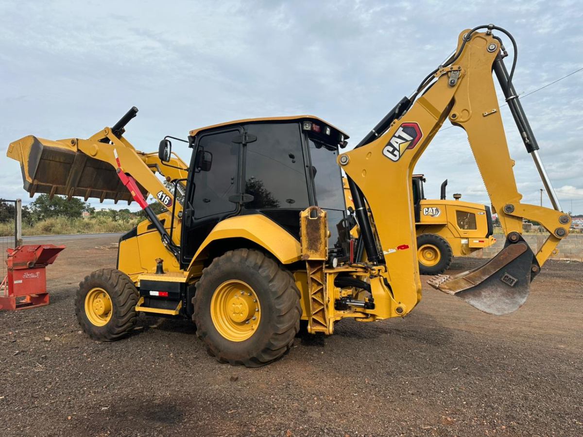 Retroescavadeira Caterpillar 416 2024