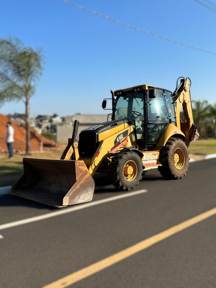 Retroescavadeira Caterpillar 416E 4X4 2014