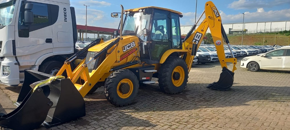 Retroescavadeira JCB 3CX 4X4 2024