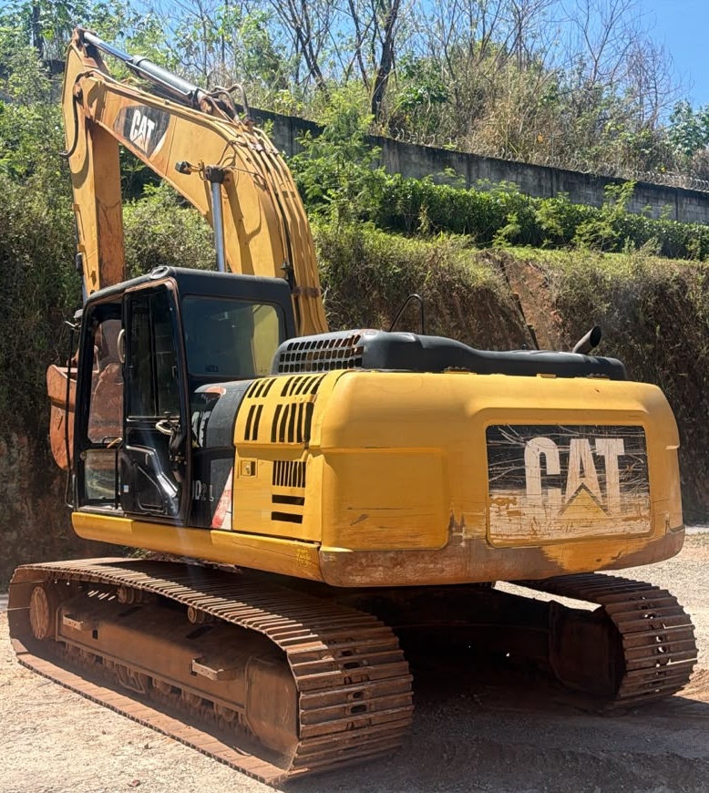 Escavadeira Caterpillar 320 D2L 2015