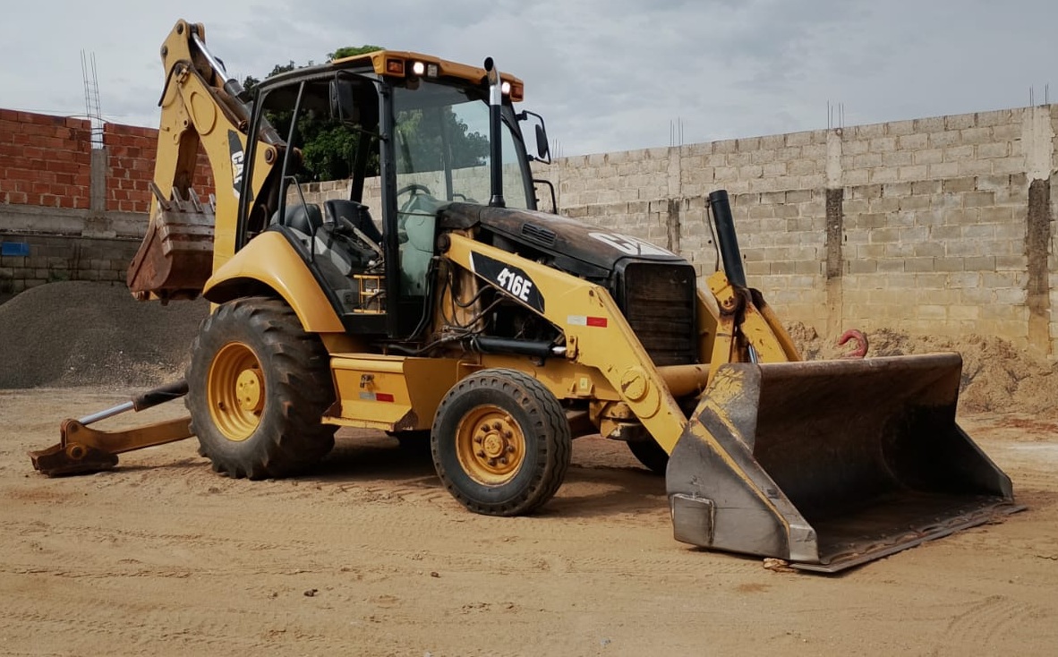 Retroescavadeira Caterpillar 416E 2013