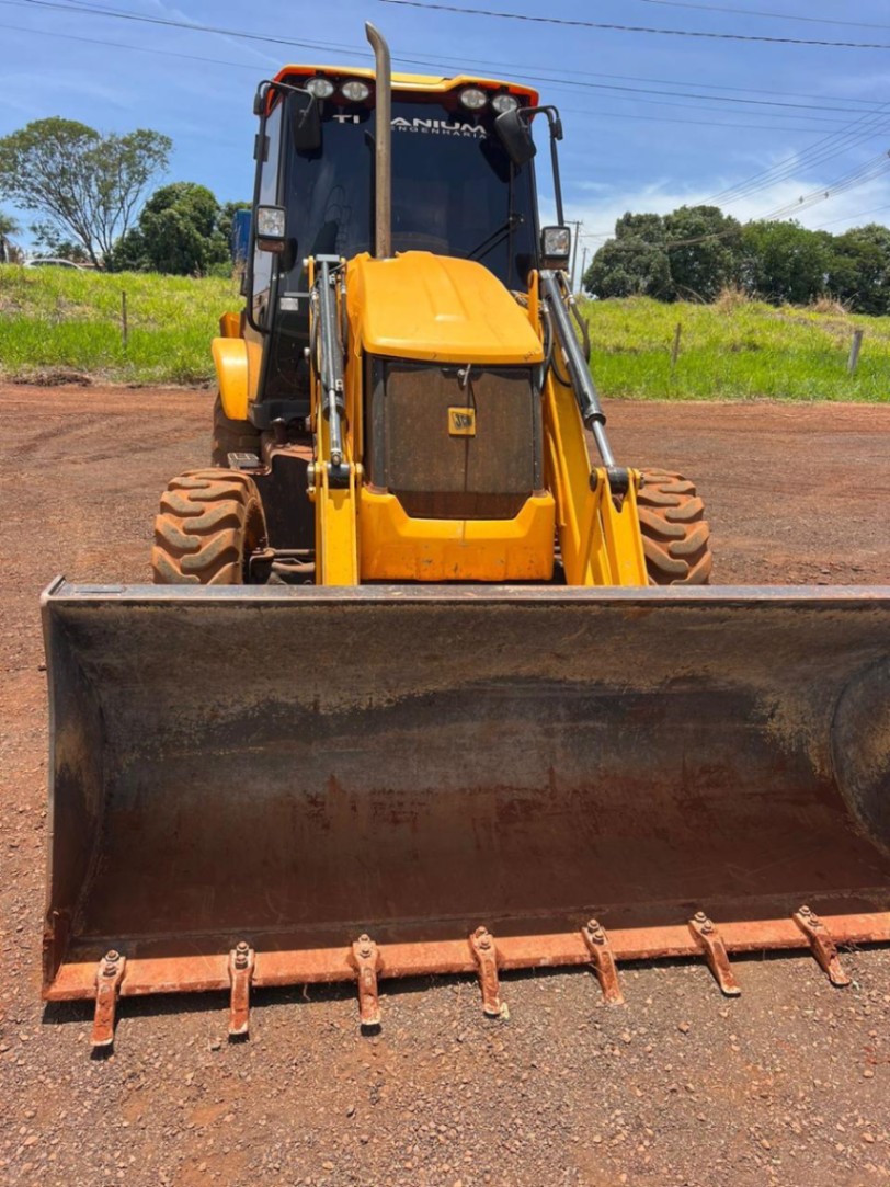 Retroescavadeira JCB 3CX 4X4 2024