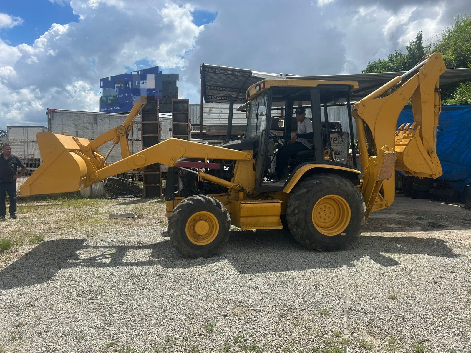 Retroescavadeira Caterpillar 416 2004