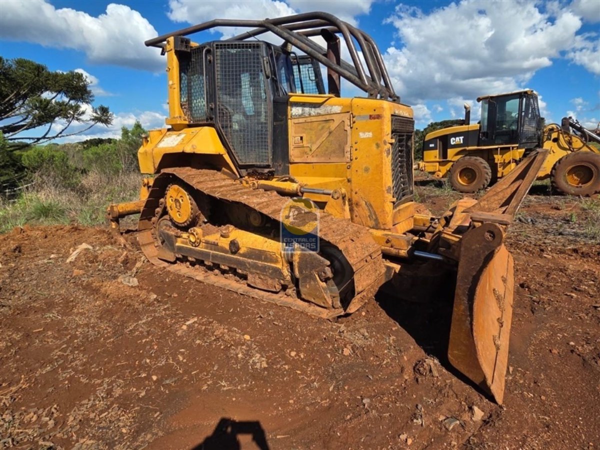Trator de esteira Caterpillar D6N 2011