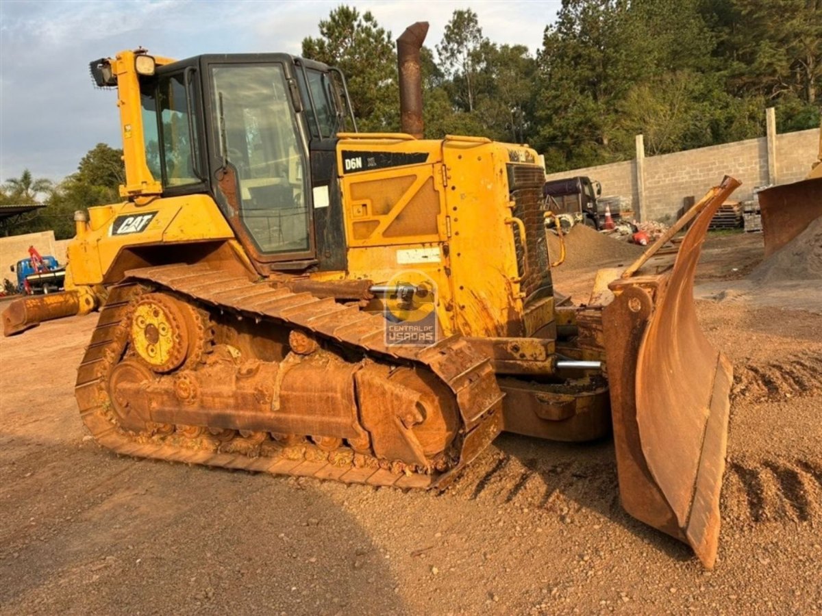Trator de esteira Caterpillar D6N 2013