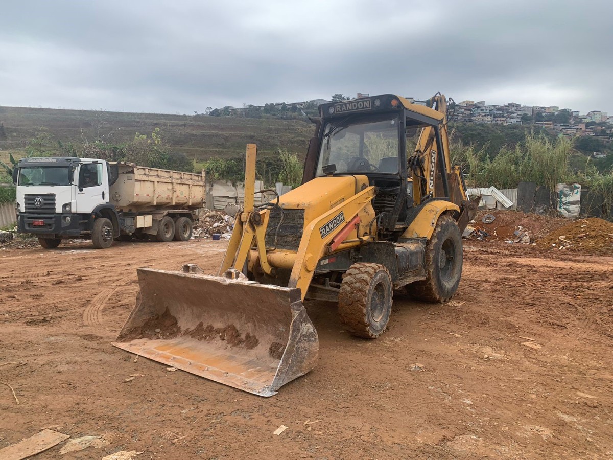 Retroescavadeira Randon RD406 4x4 2012