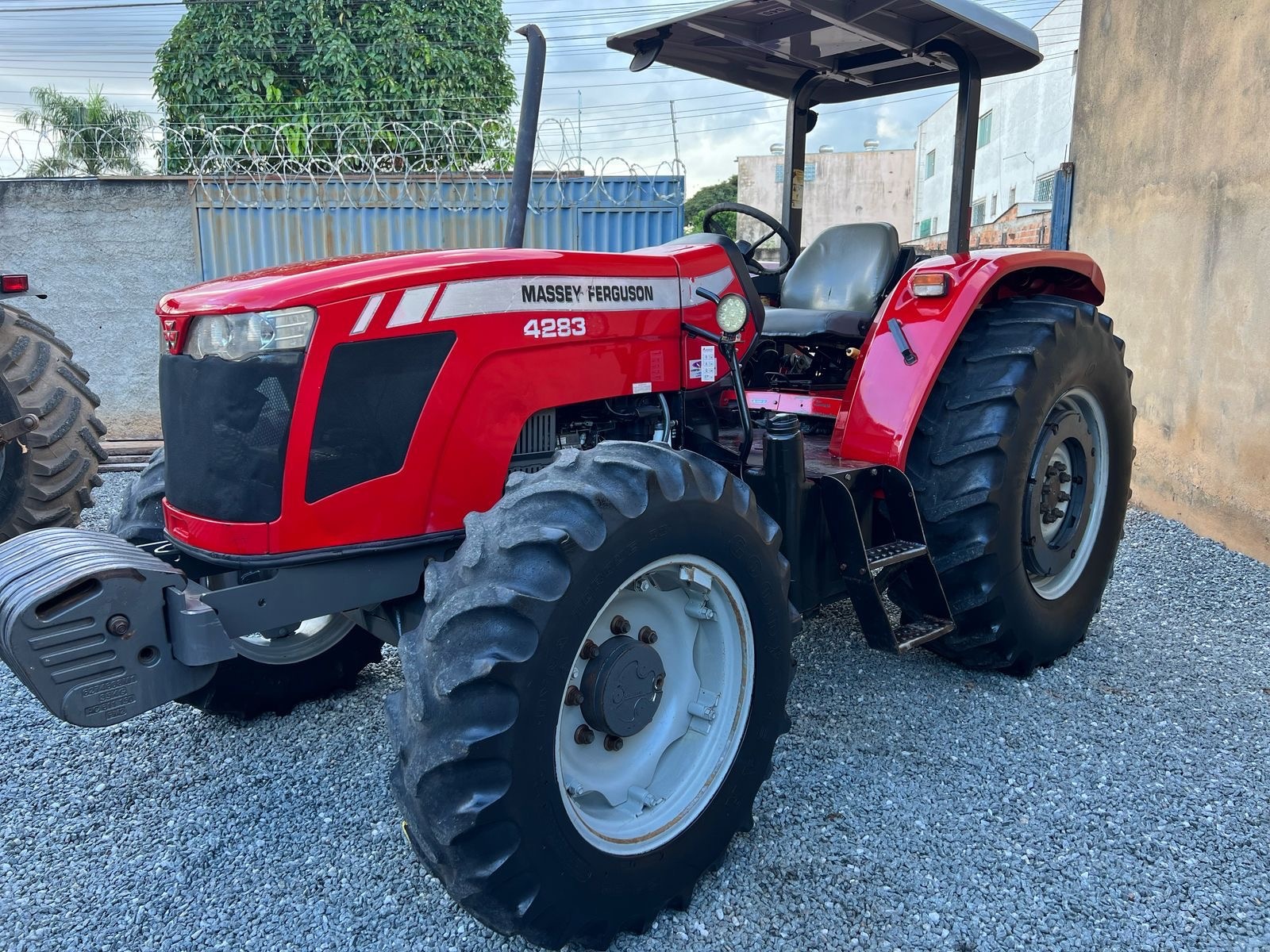 Tratores Agrícolas Massey Ferguson MF 4283 2016