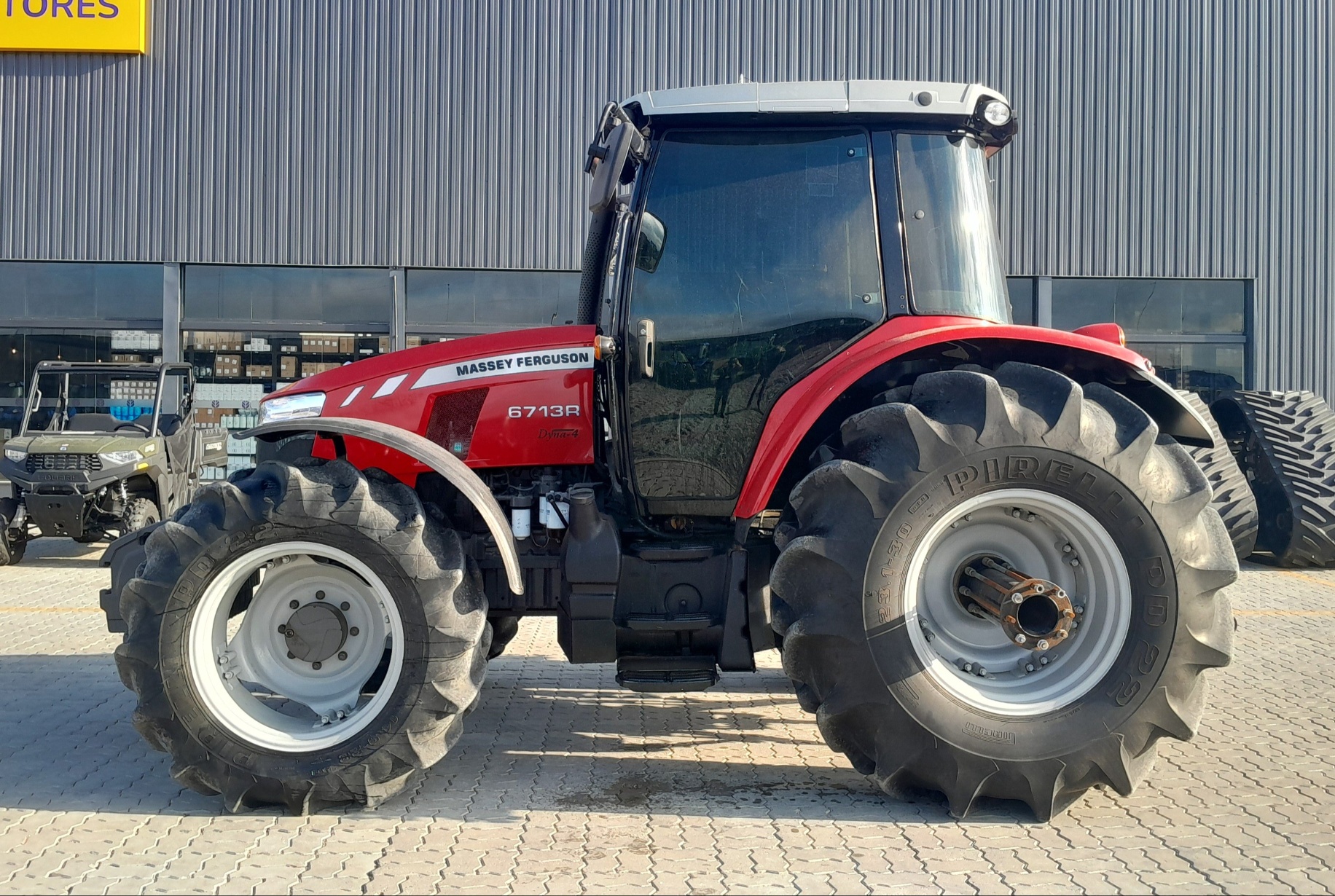 Trator agrícola Massey Ferguson MF 6713 2022