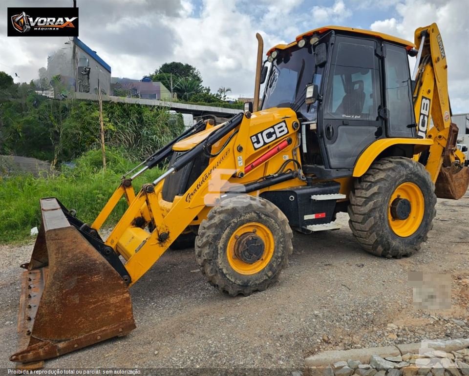 Retroescavadeira JCB 3CX 2023