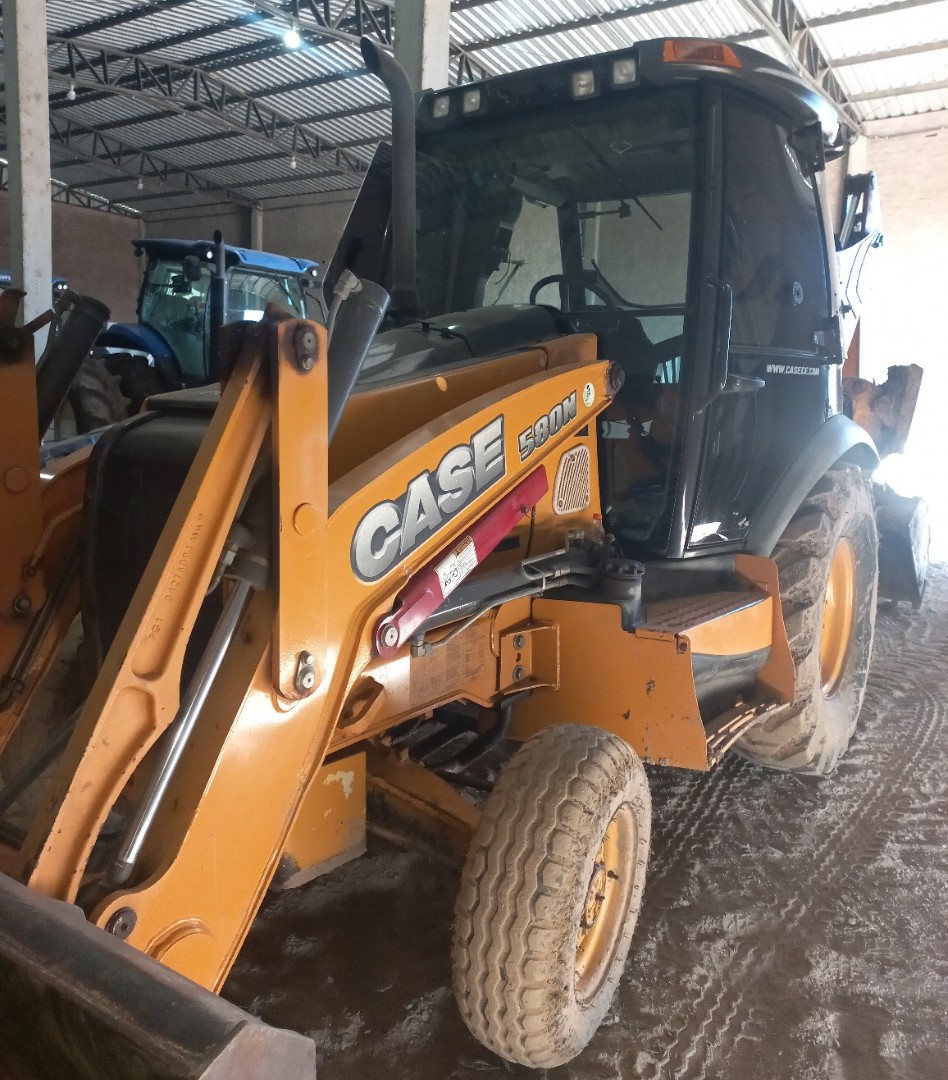 Retroescavadeira Case 580N 2015