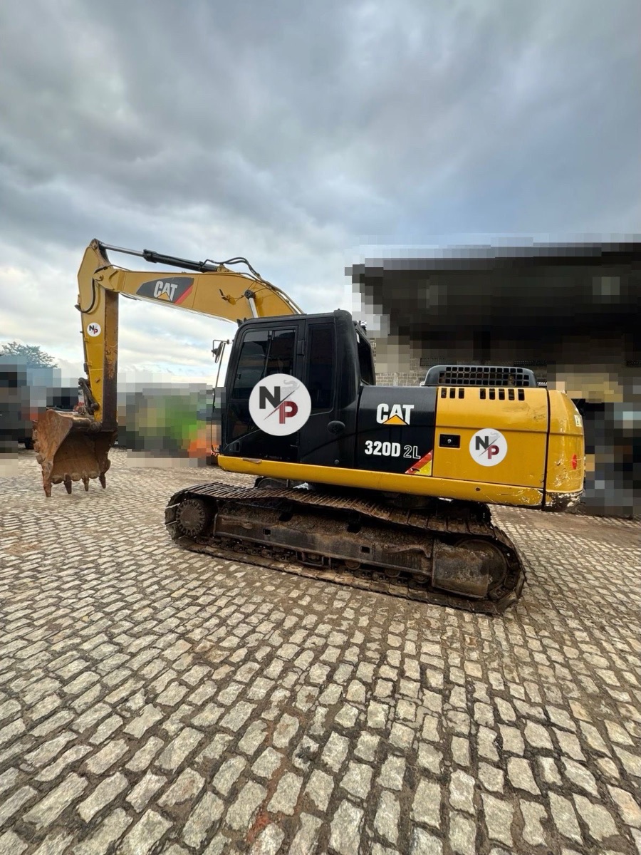 Escavadeira Caterpillar 320 D2L 2014