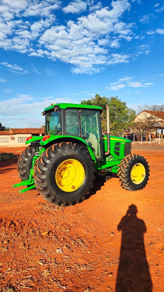 Trator agrícola John Deere 6125J 2022