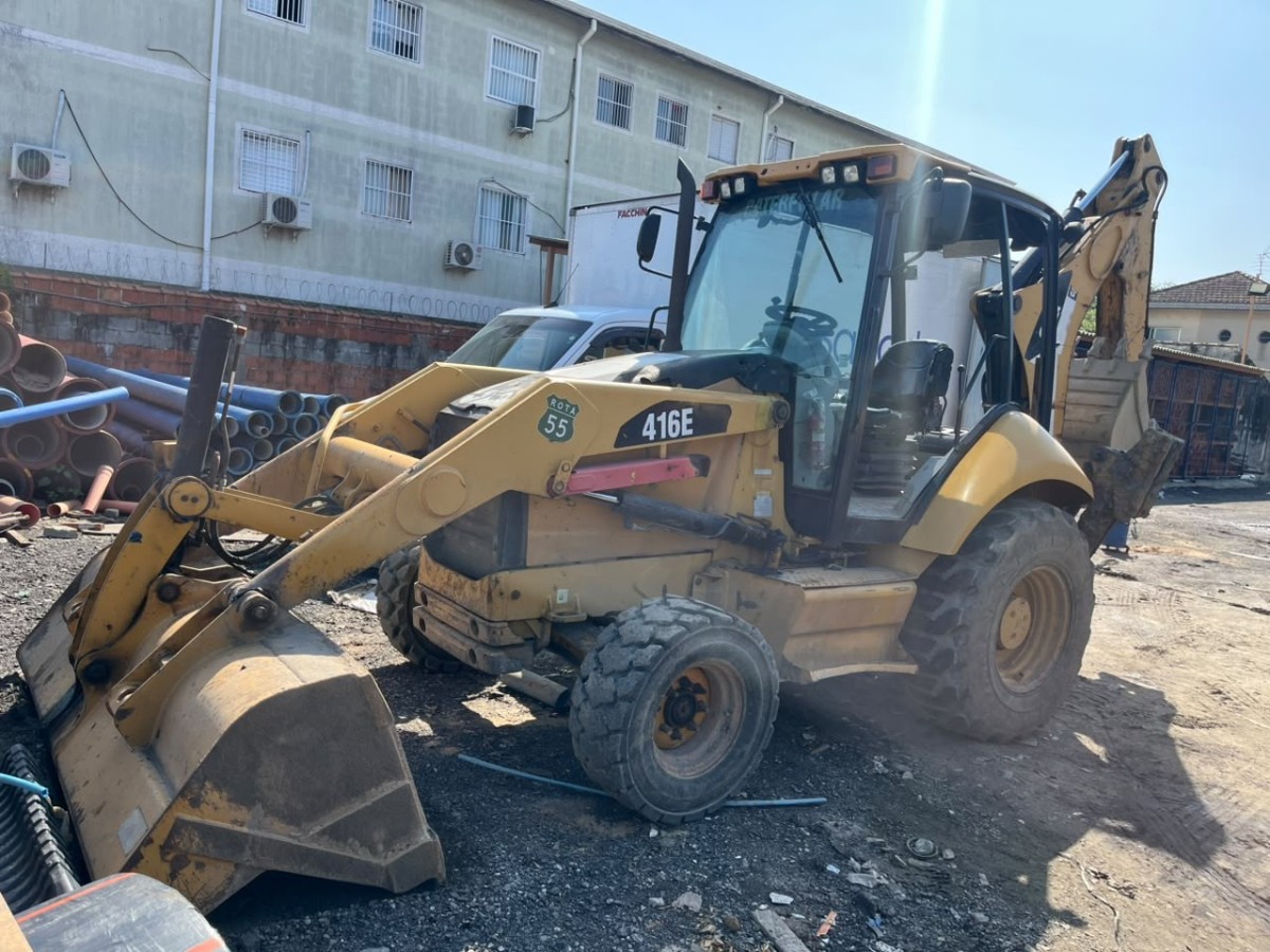 Retroescavadeira Caterpillar 416E 2013