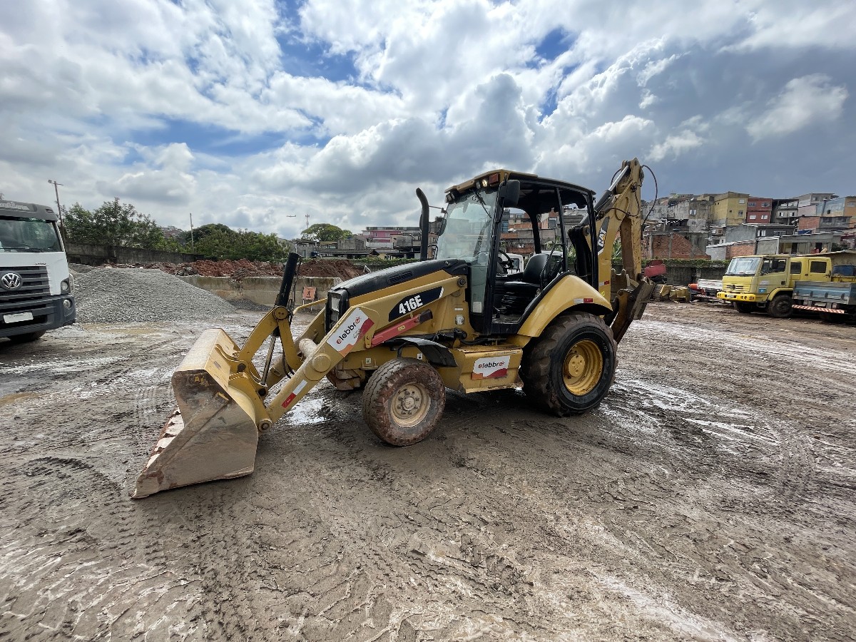 Retroescavadeira Caterpillar 416E 4X2 2013