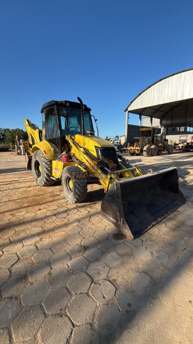 Retroescavadeira New Holland B95B 2013