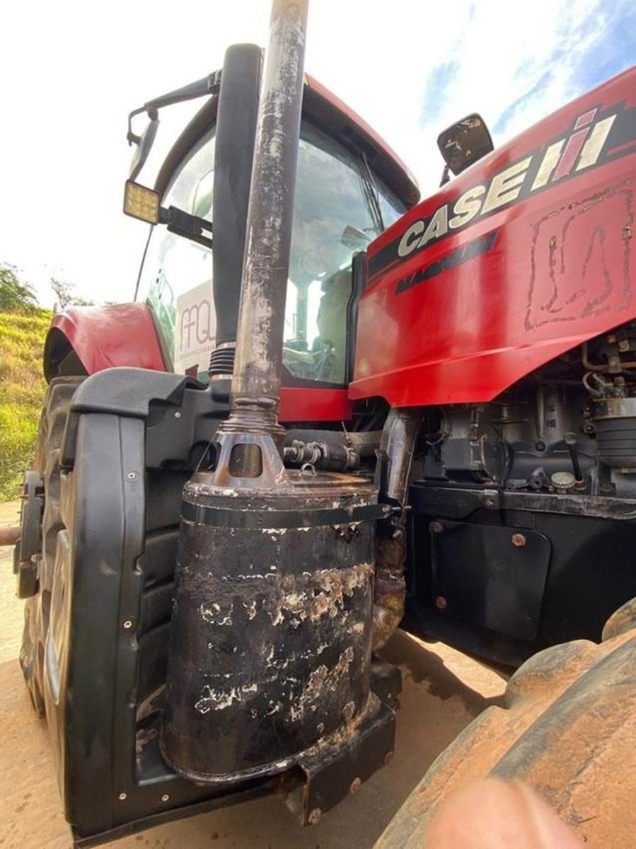 Trator agrícola Case Magnum 235 2012