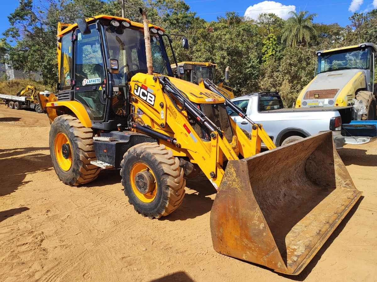 Retroescavadeira JCB 3CX 4X4 2022