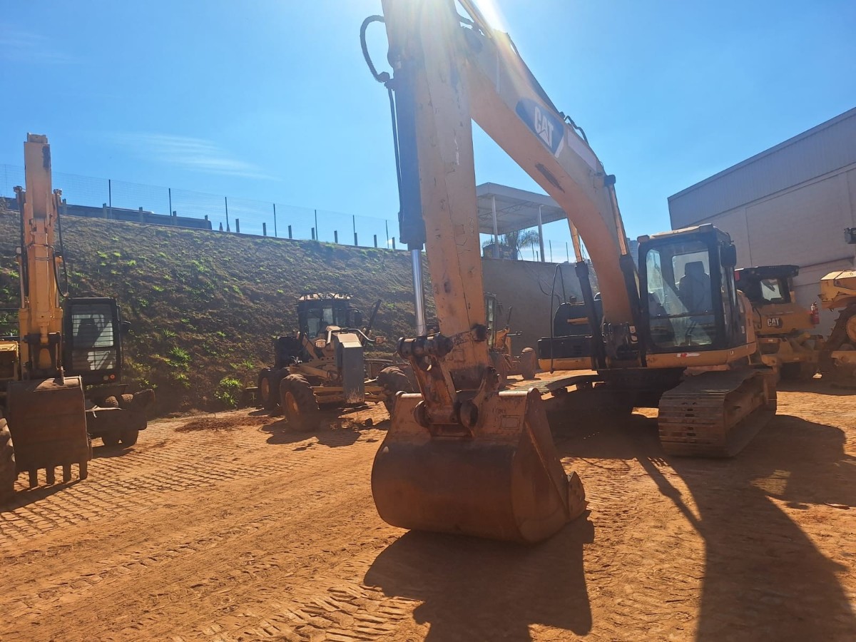 Escavadeira Caterpillar 320D2 2014