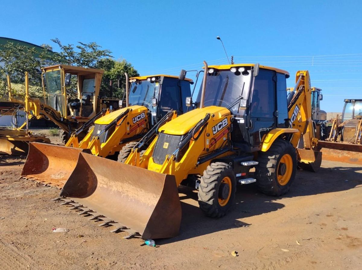 Retroescavadeira JCB 3CX 2024