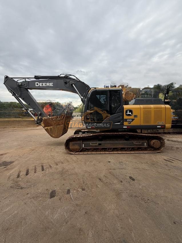 Escavadeira John Deere 210P 2024
