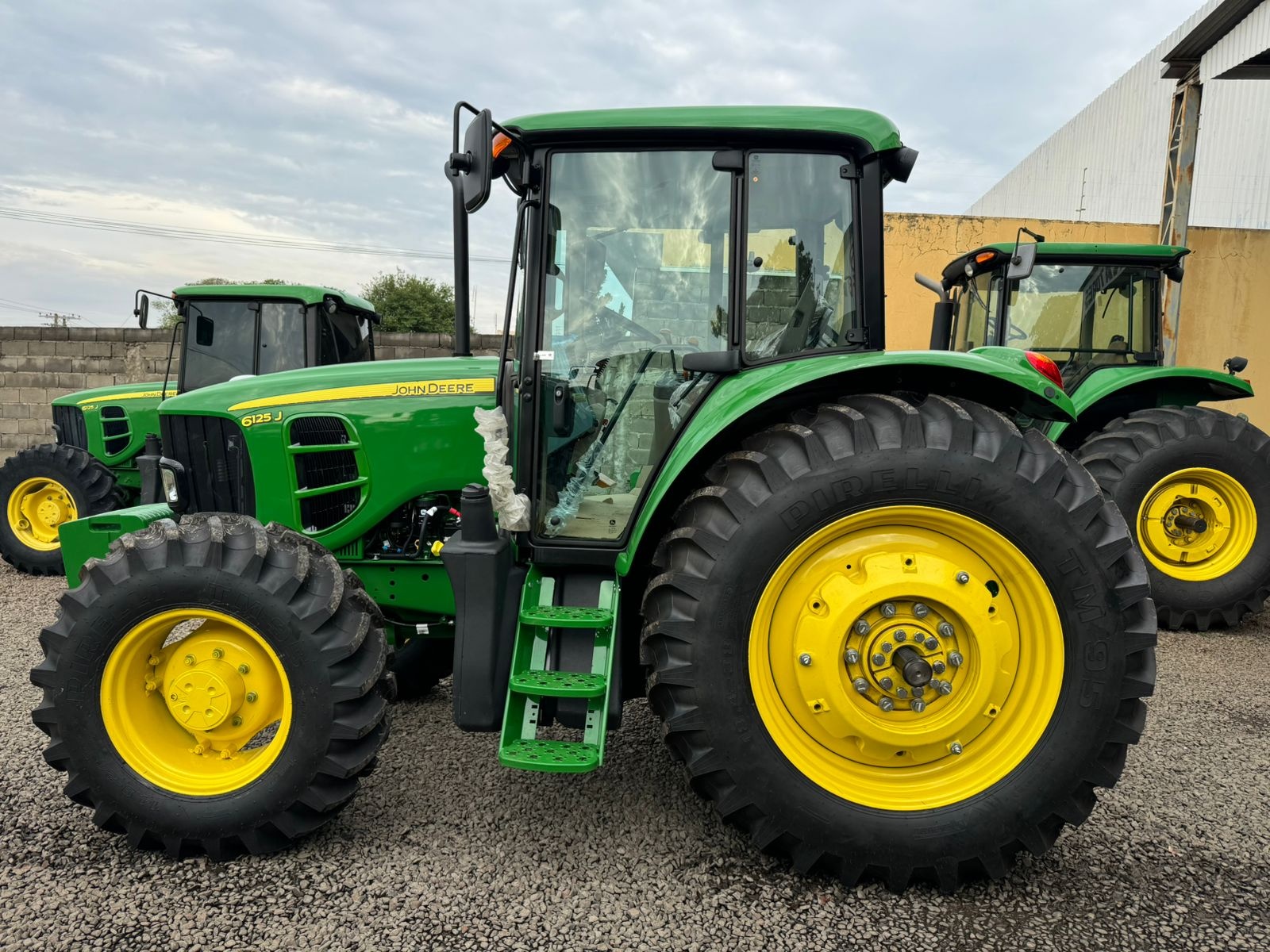 Tratores Agrícolas John Deere 6125J 2024