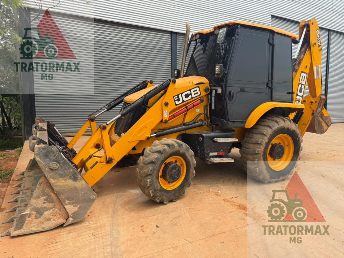 Retroescavadeira JCB 3CX 2023
