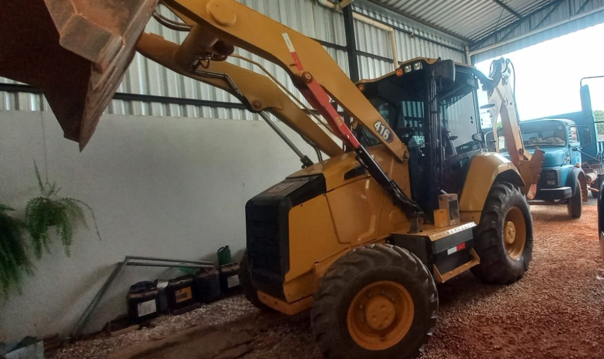 Retroescavadeira Caterpillar 416 4X4 2025