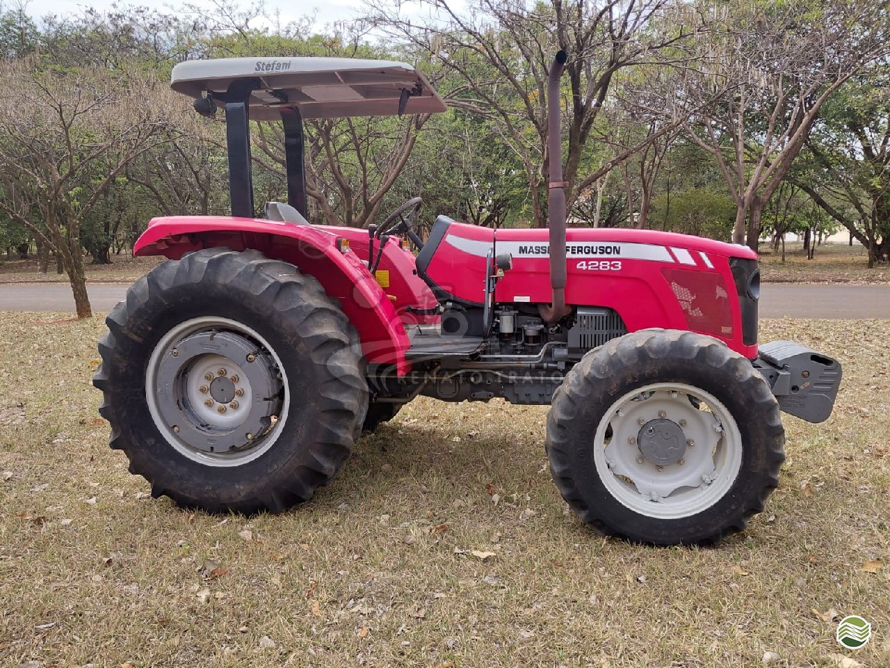 Trator agrícola Massey Ferguson MF 4283 2011