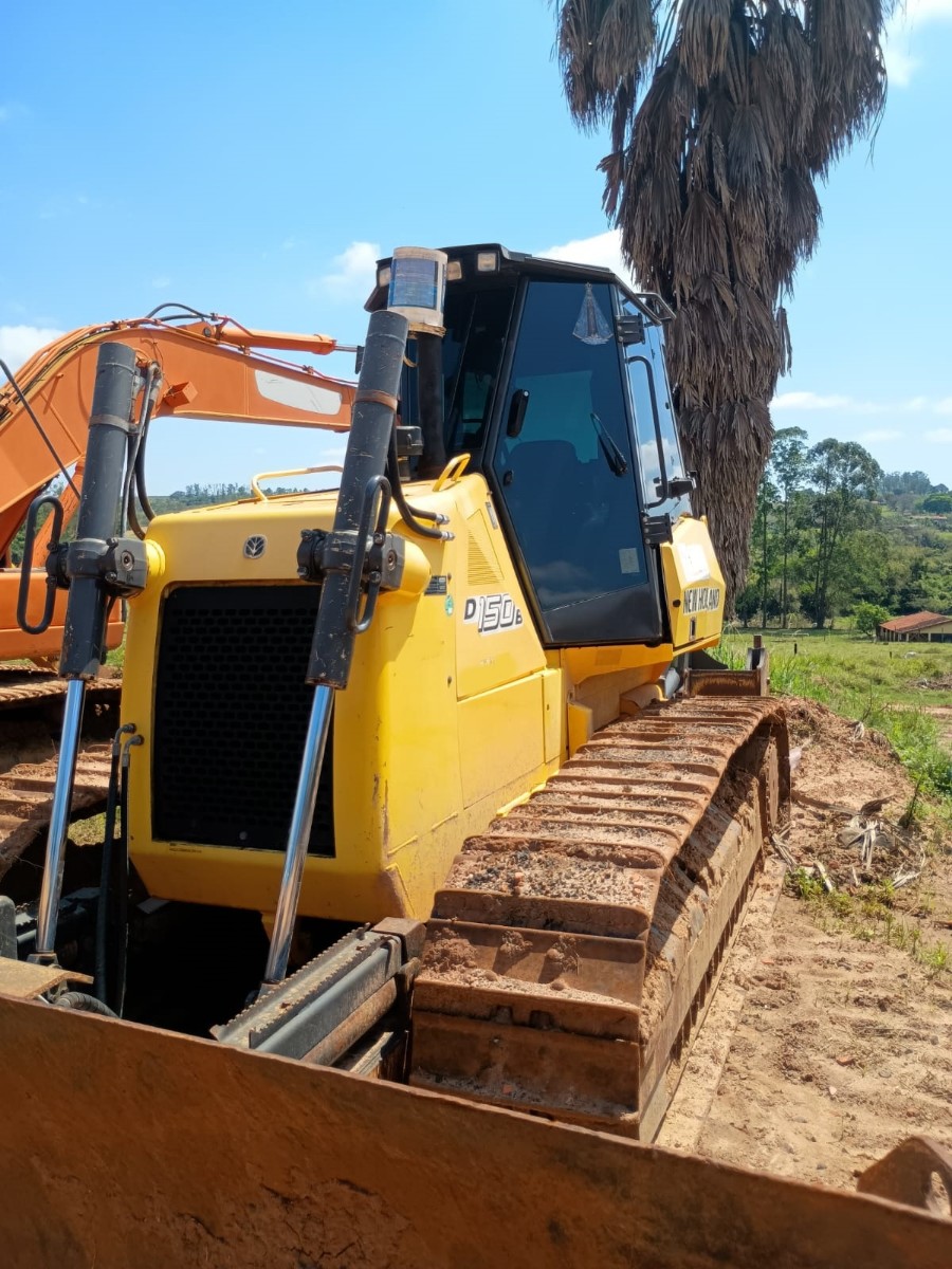 Trator de esteira New Holland D150 B 2013