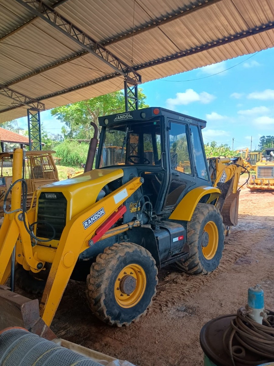 Retroescavadeira Randon RD406 4x4 2018