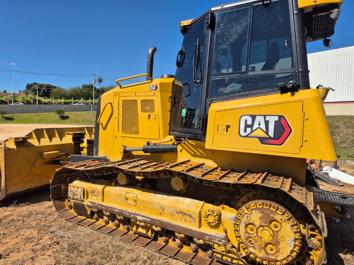 Trator de esteira Caterpillar D4 2022
