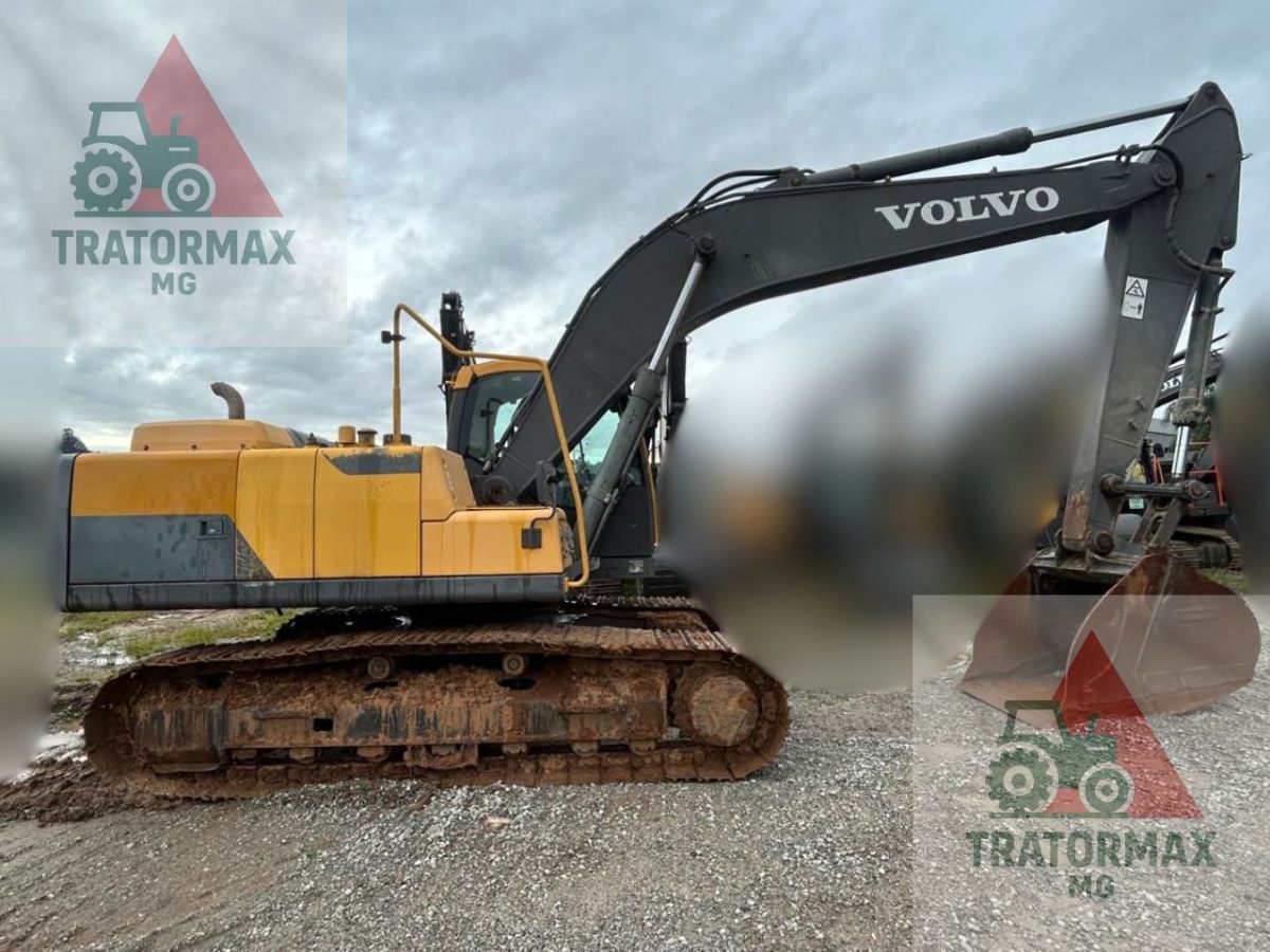 Escavadeira Volvo EC220D 2015