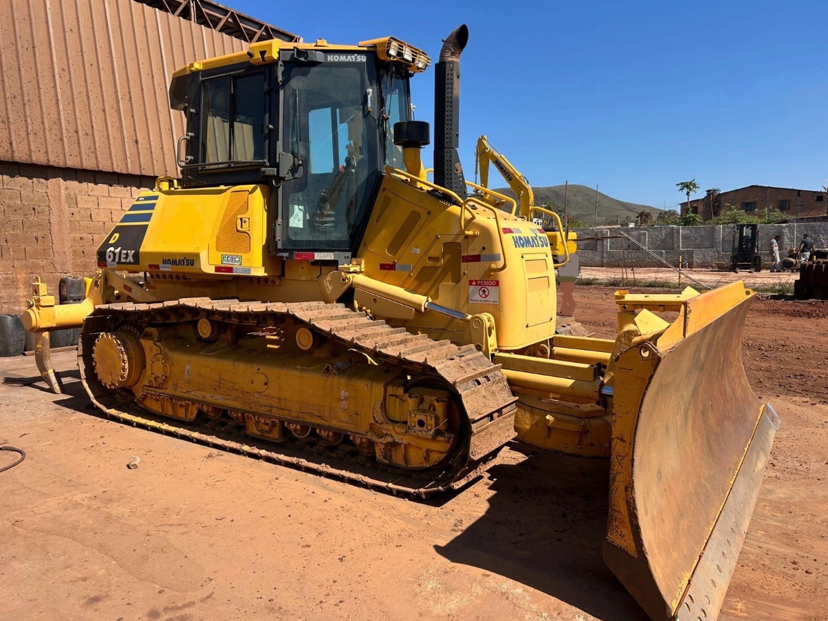 Trator de esteira Komatsu D61-EX 2023