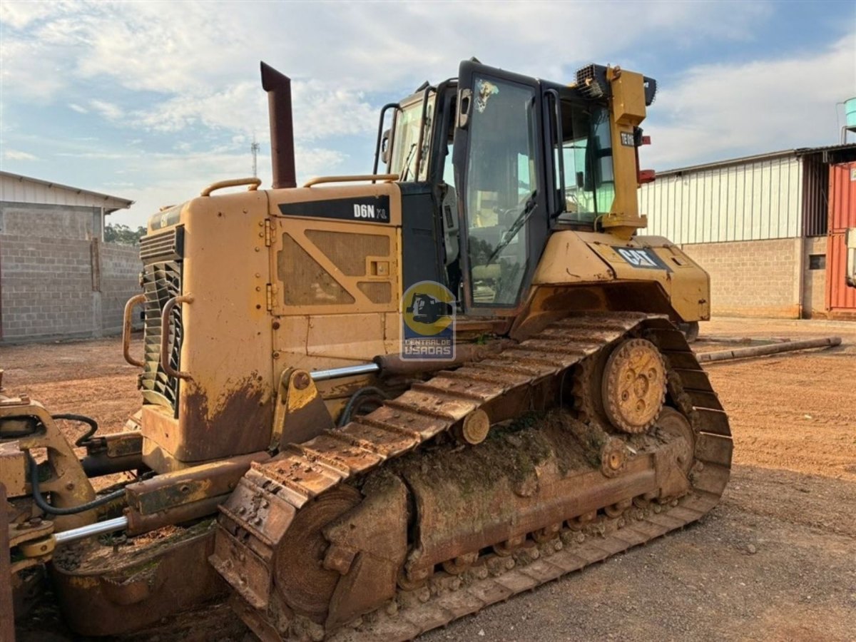 Trator de esteira Caterpillar D6N 2012