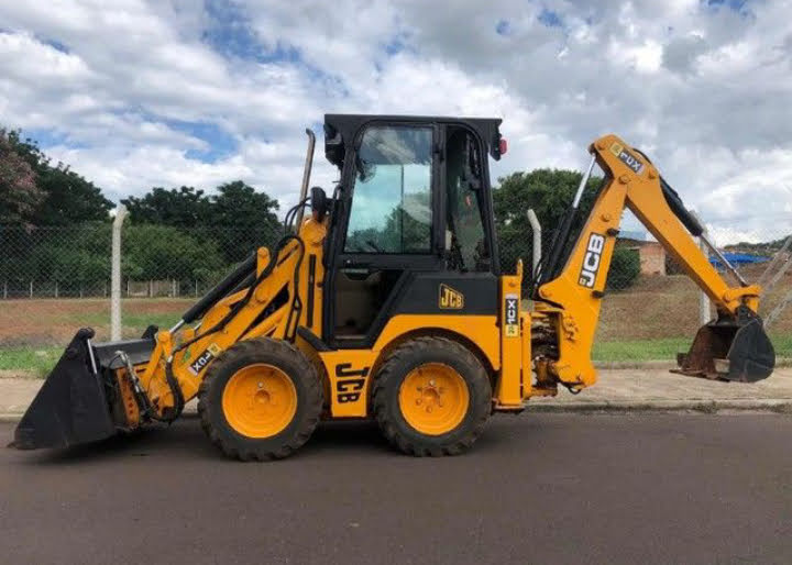Mini retroescavadeira JCB 3CX 2016